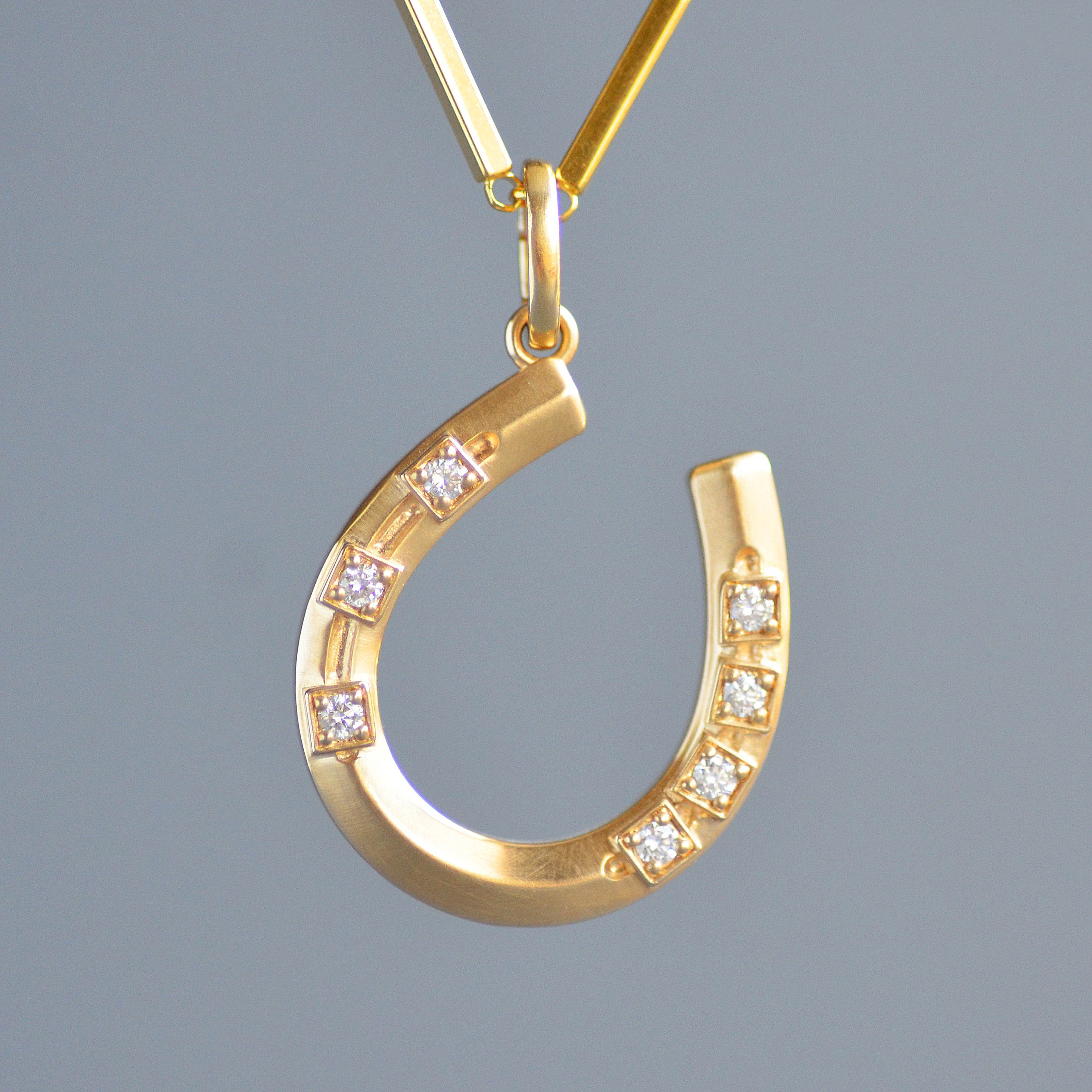 Lucky horseshoe pendant