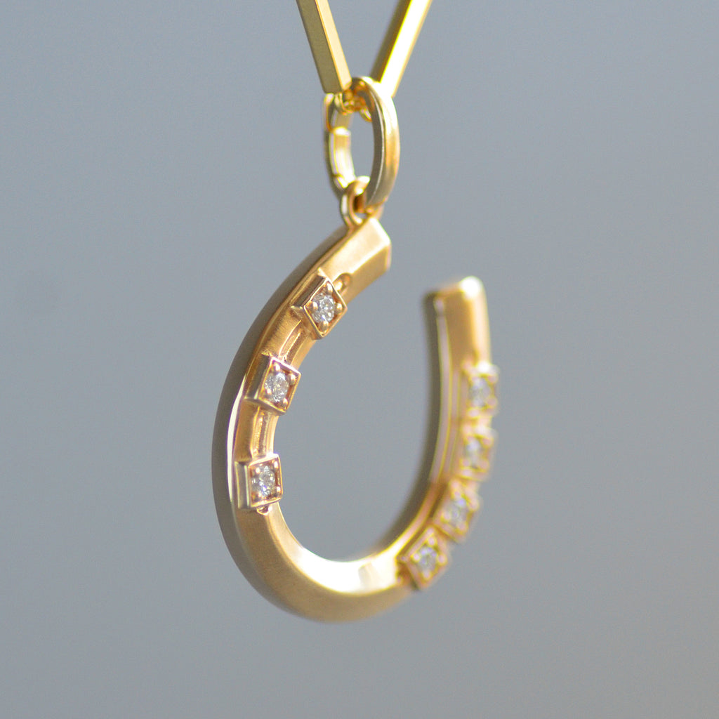 Lucky horseshoe pendant
