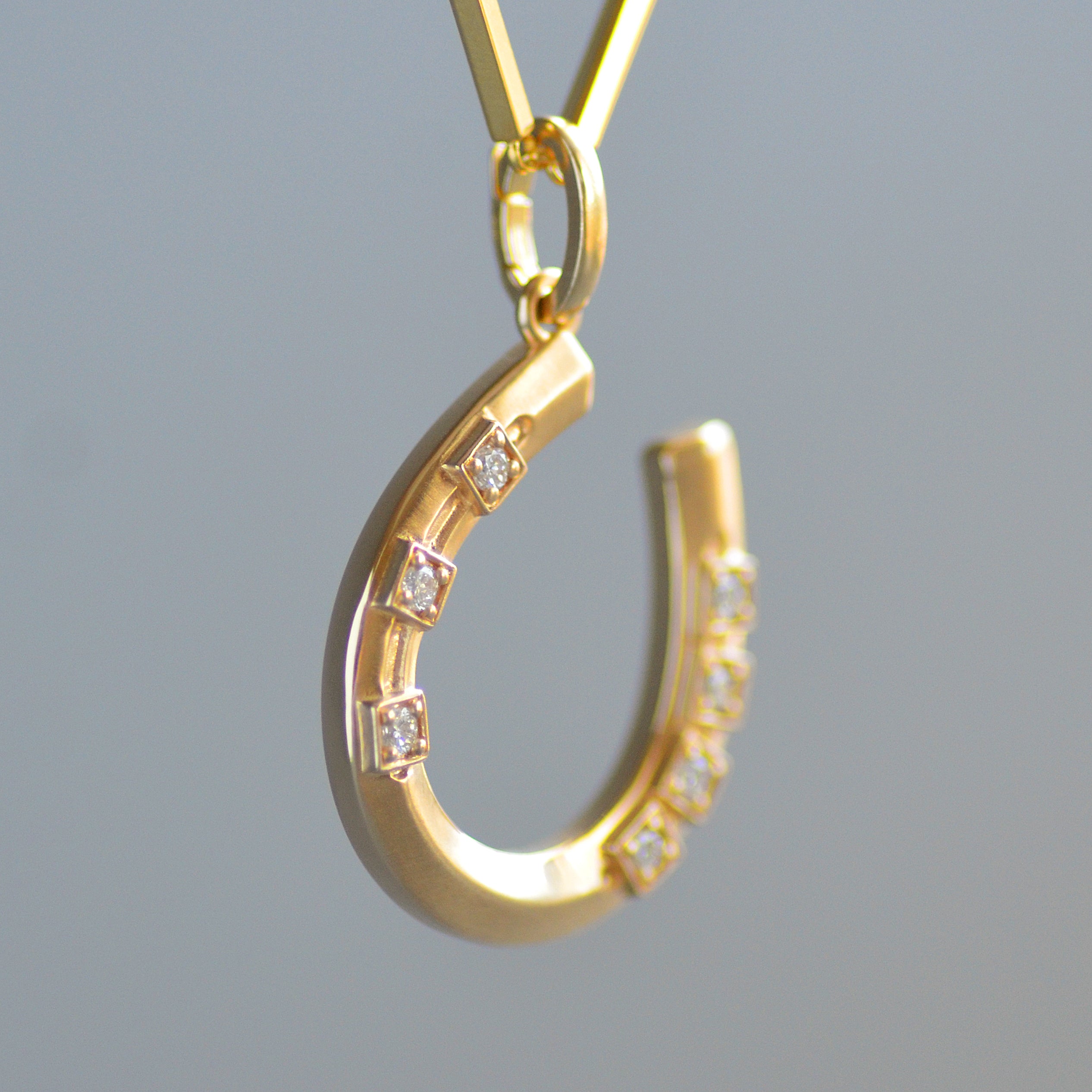Lucky horseshoe pendant