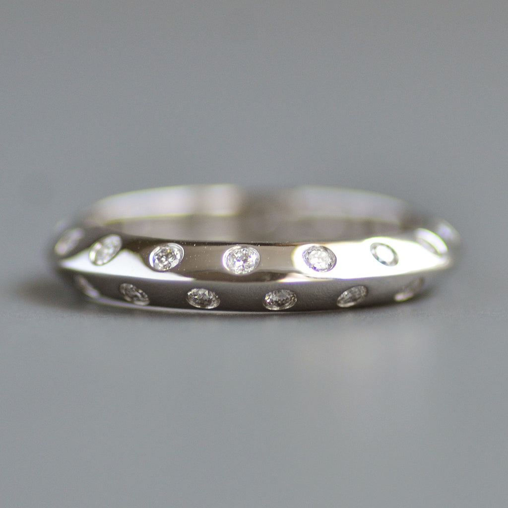 Knife edge eternity band rounds alternating