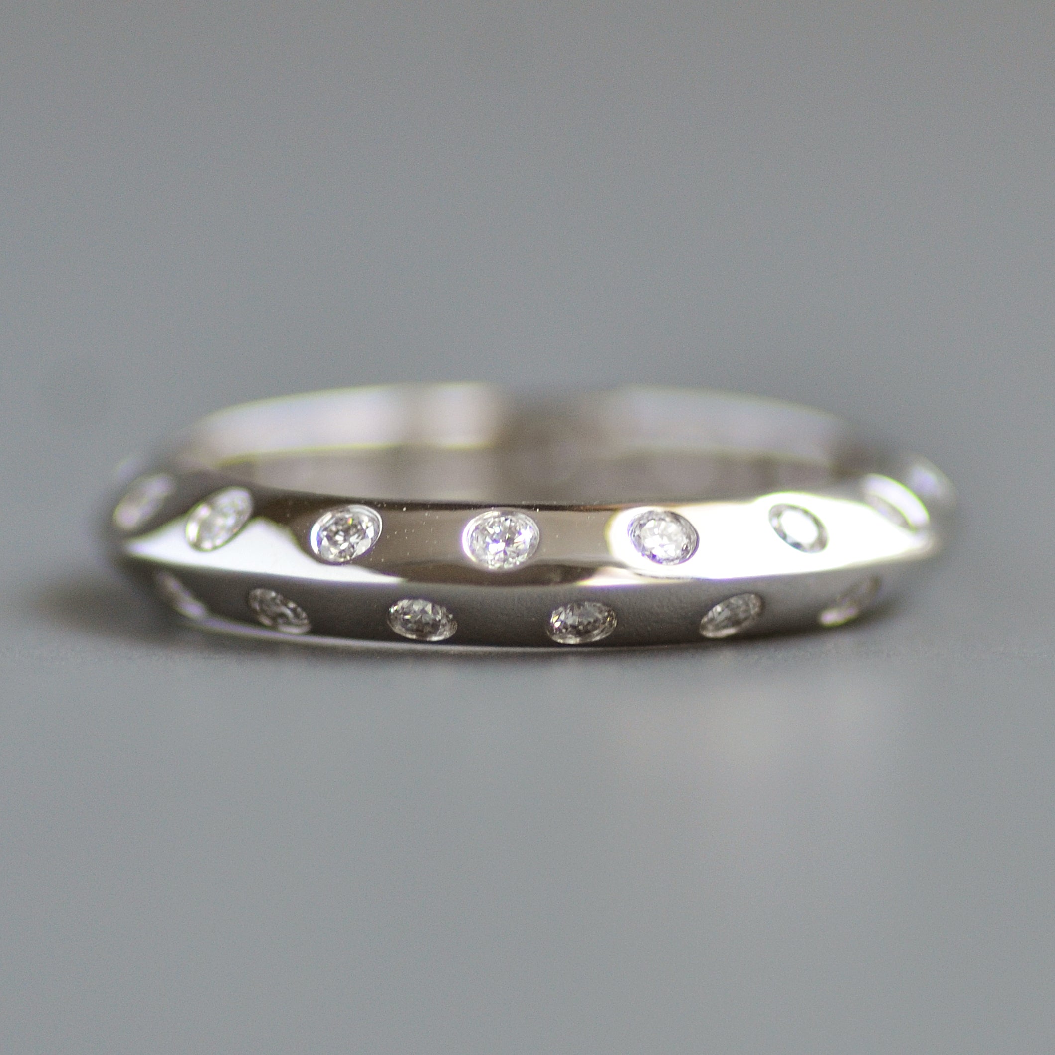 Knife edge eternity band rounds alternating
